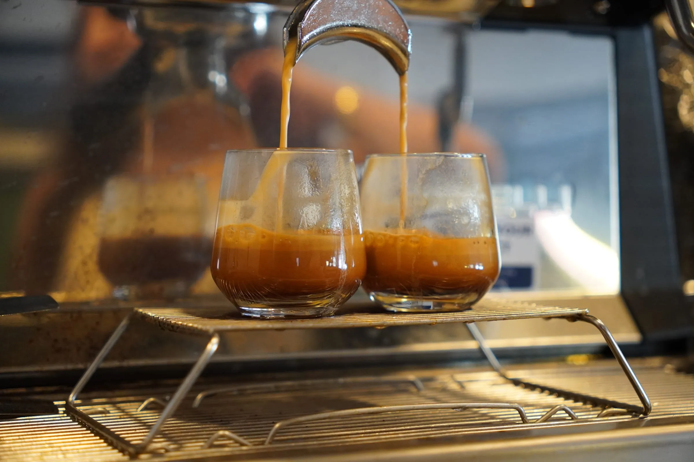 Espresso makinesinden iki bardağa akan kahve