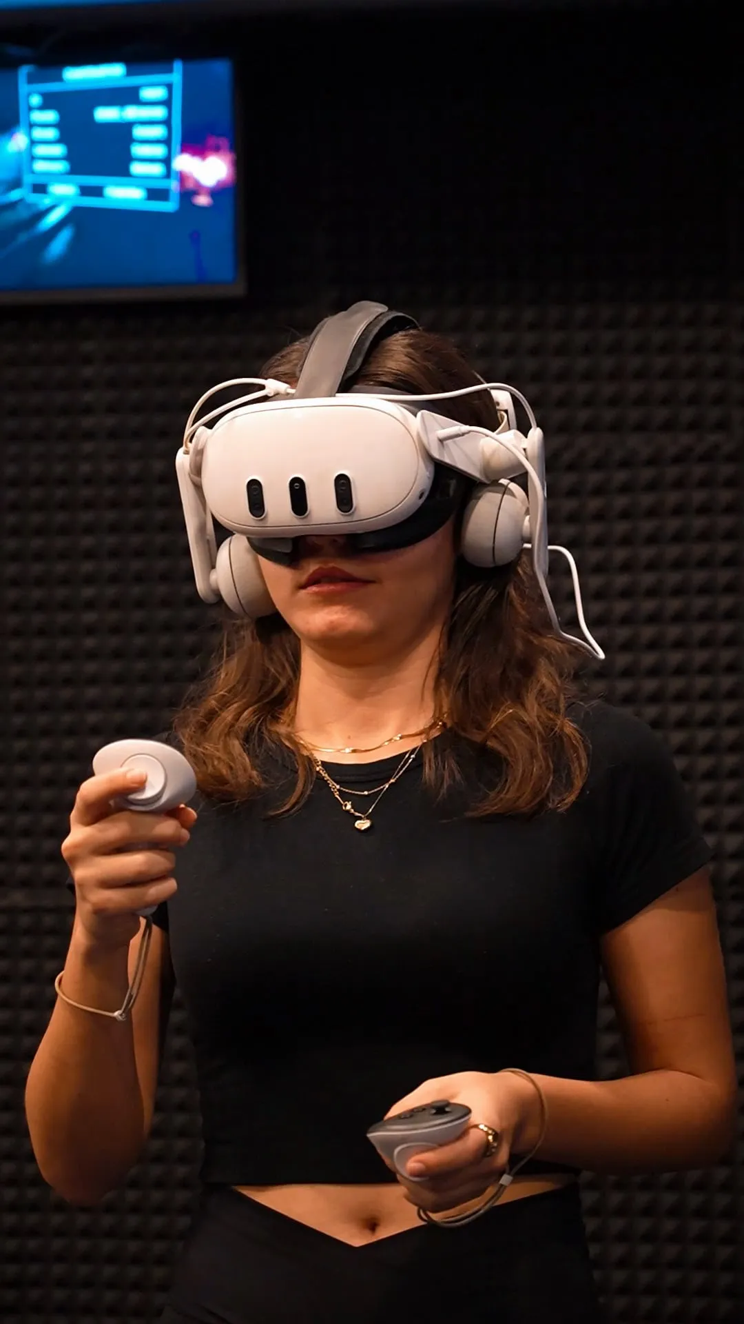 VR gözlüğü takmış, kumandalarla oynayan bir oyuncu
